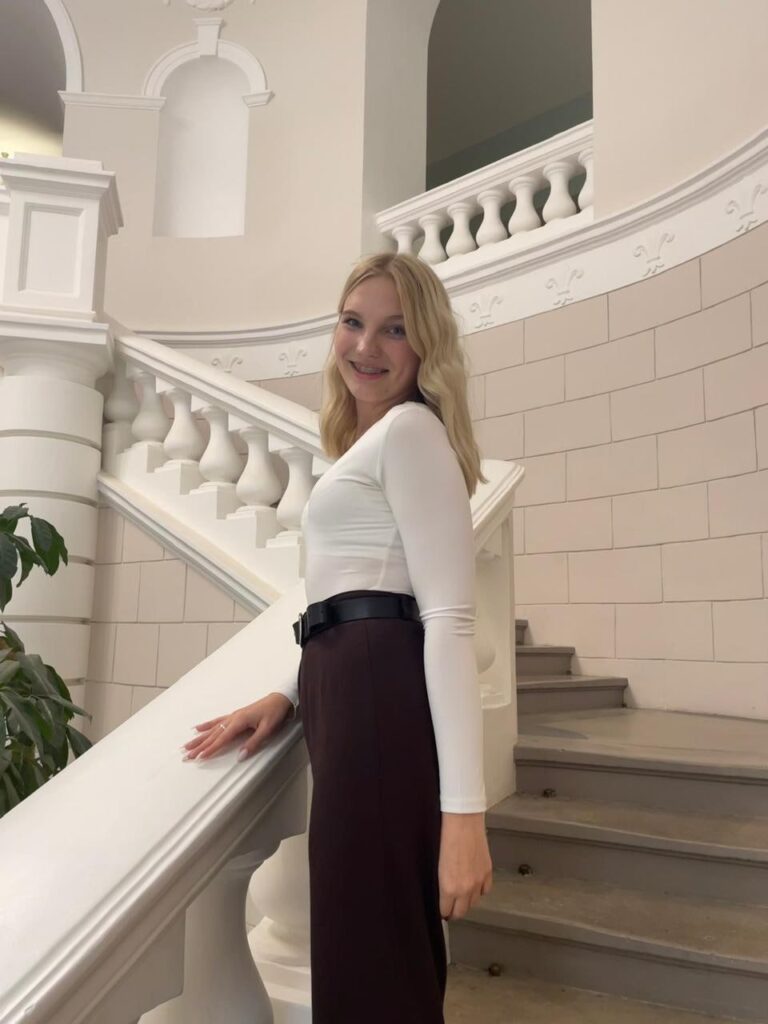 Эля Элитная проститутка Минска — 18 лет, грудь 1.5 размера, рост 168, вес 58